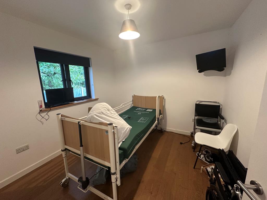 Lot: 146 - DETACHED BUILDING WITH PARKING AND EXTERNAL STORAGE - Bedroom 1